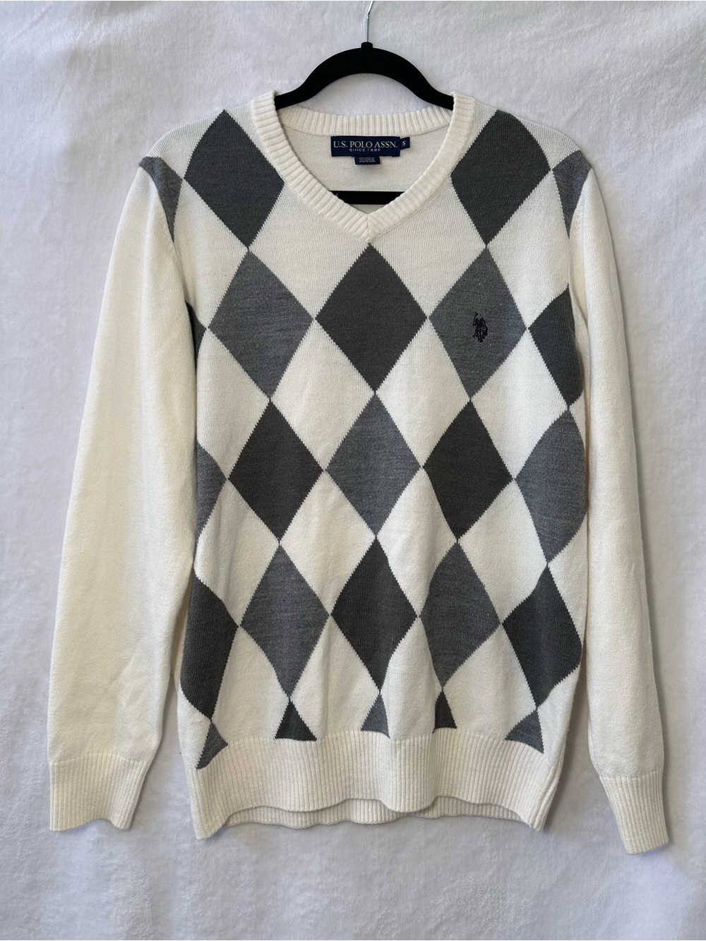 U.S. Polo Assn. Men’s White & Gray Argyle V-Neck Sweater